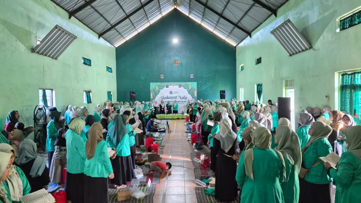 PAC Fatayat NU Gandusari Gelar Diba’iyah Kubro dan Santunan Anak Yatim dalam Peringatan Tahun Baru Hijriah 1448 H